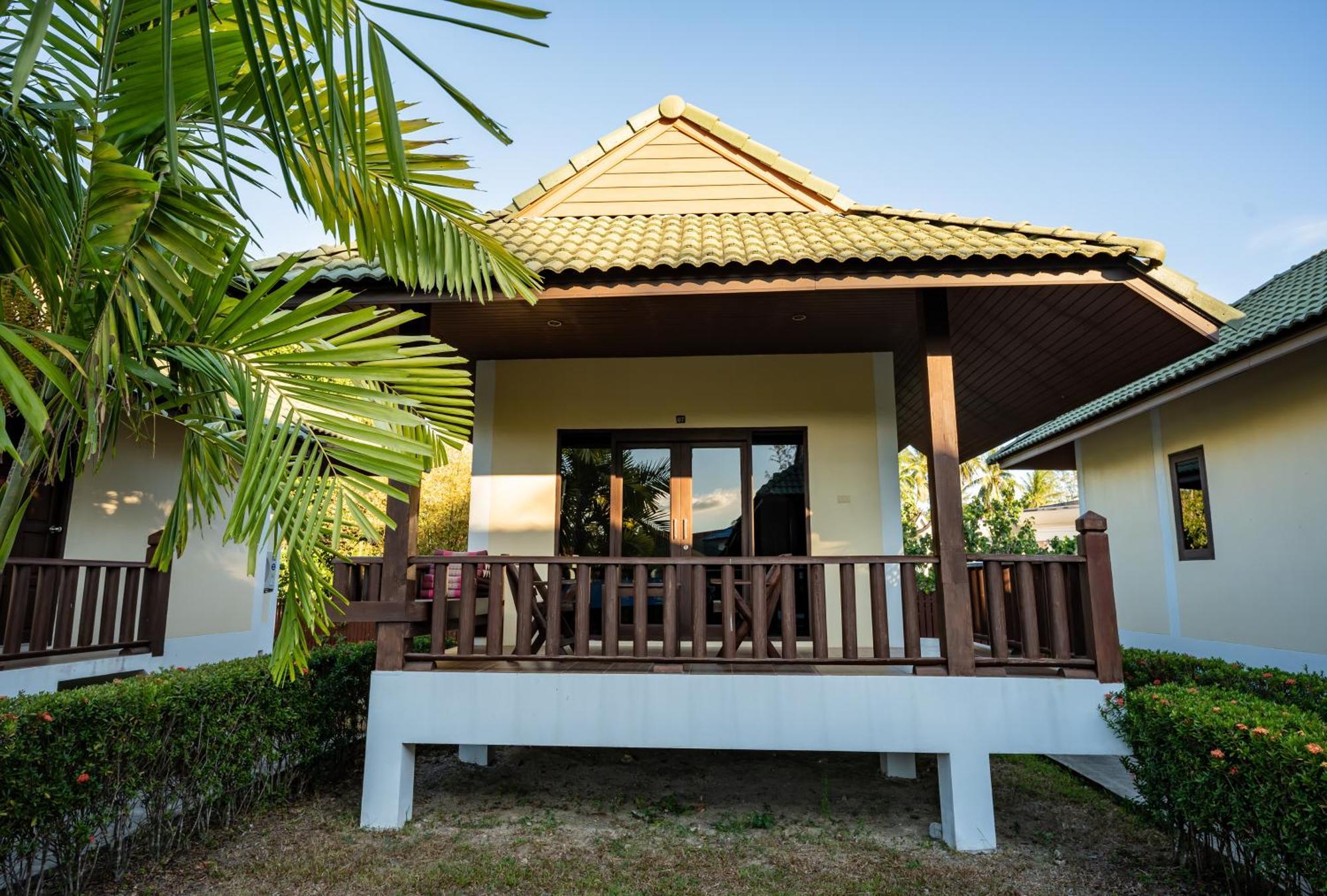 Phatcharee Resort Баан Тай Экстерьер фото